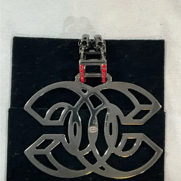 Chanel Diamantés one sided Crystal clip on earring - Picture 4 of 7